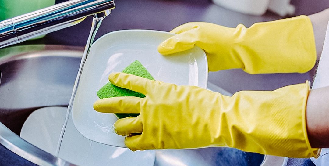 Как защитить кожу рук при мытье посуды